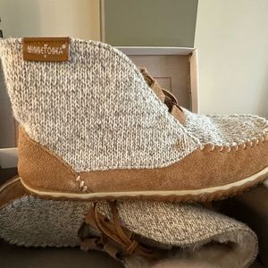 Size 7 Minnetonka’s
